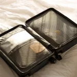 Offen liegender Level8 Carry-On auf einem Hotelbett mit sortierter Innenaufteilung.