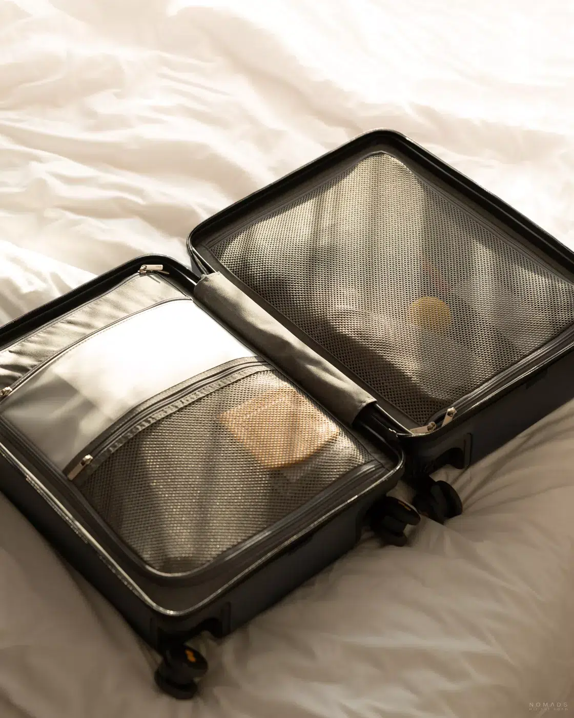 Offen liegender Level8 Carry-On auf einem Hotelbett mit sortierter Innenaufteilung.