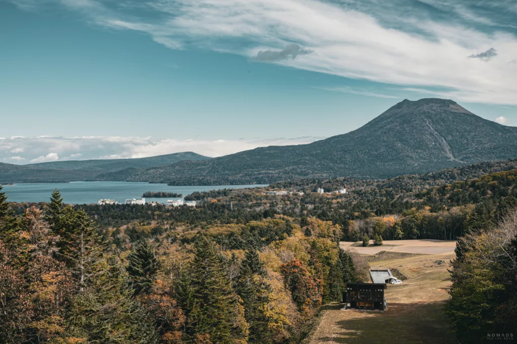 Ausblick auf Lake Akan mit dem imposanten Vulkan Oakan in der Ferne - Zwischenstopp vieler Ainu-geführter Waldtouren.