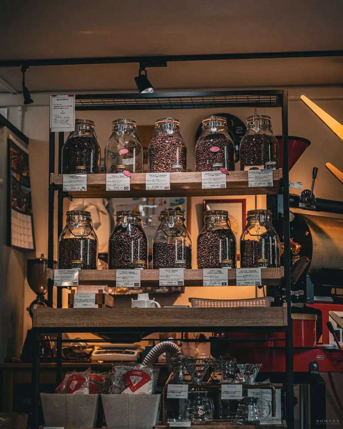 Regal mit großen Glasbehältern voller frisch gerösteter Kaffeebohnen im Coffee House CHAFF in Otaru.