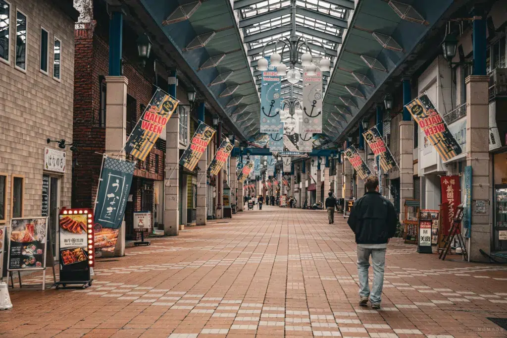 Überdachte Einkaufsstraße in Otaru mit Halloween-Dekorationen und geöffneten Restaurants.