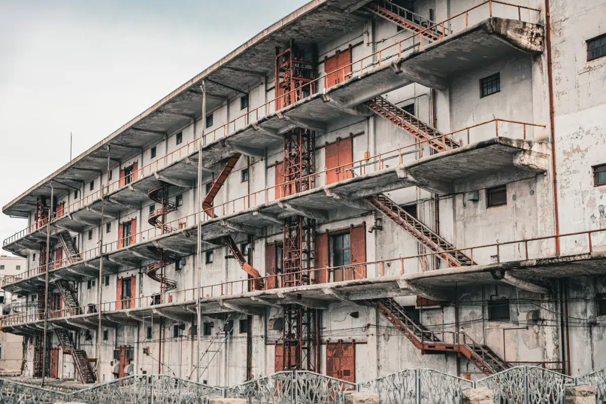 Altes Lagerhaus am Otaru-Kanal mit verwitterten Betonfassaden und roten Metalltreppen – ein markanter Fotospot abseits der Hauptwege.