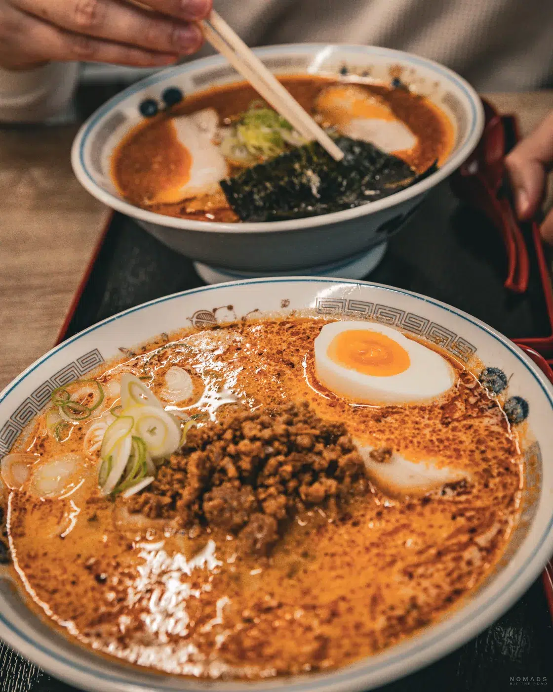 Spicy Ramen mit Hackfleisch, Ei und Nori im Restaurant Ajiman in Noboribetsu, serviert in einer traditionellen Schale.