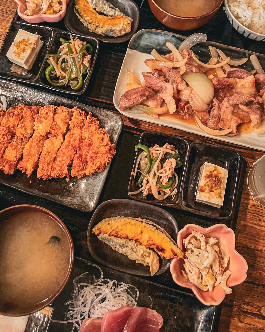Japanisches Set-Menü mit Tonkatsu, gebratenem Fleisch, Beilagen und Misosuppe in einem kleinen Restaurant in Noboribetsu.