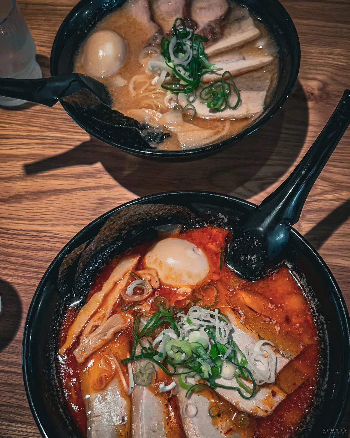 Zwei Schalen Ramen mit Spicy Miso Brühe, Schweinefleisch, Ei und Frühlingszwiebeln im Restaurant Sea Spray in Utoro.