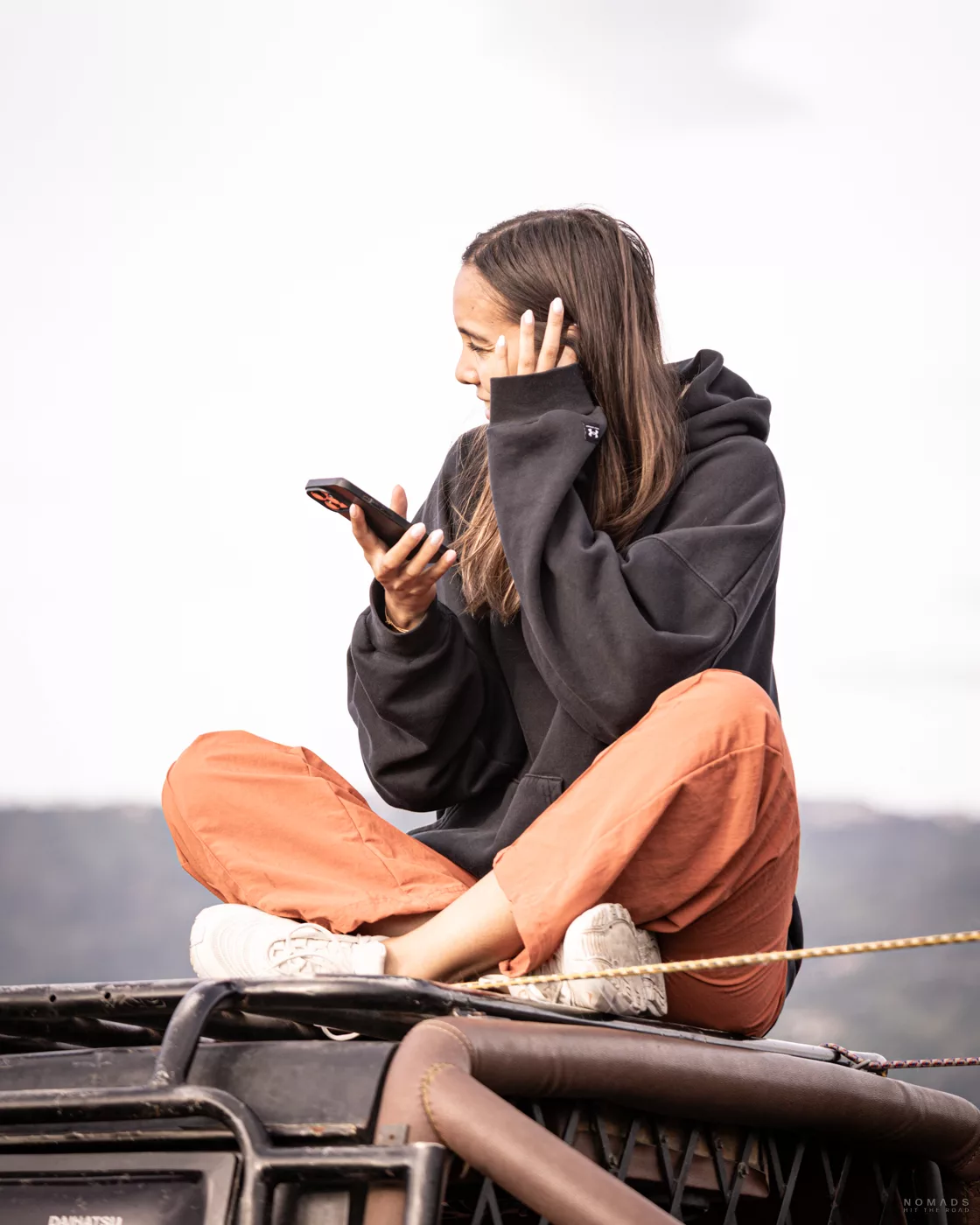 Reisende auf Bali nutzt ihr Smartphone unterwegs – mobiles Internet während eines Ausflugs