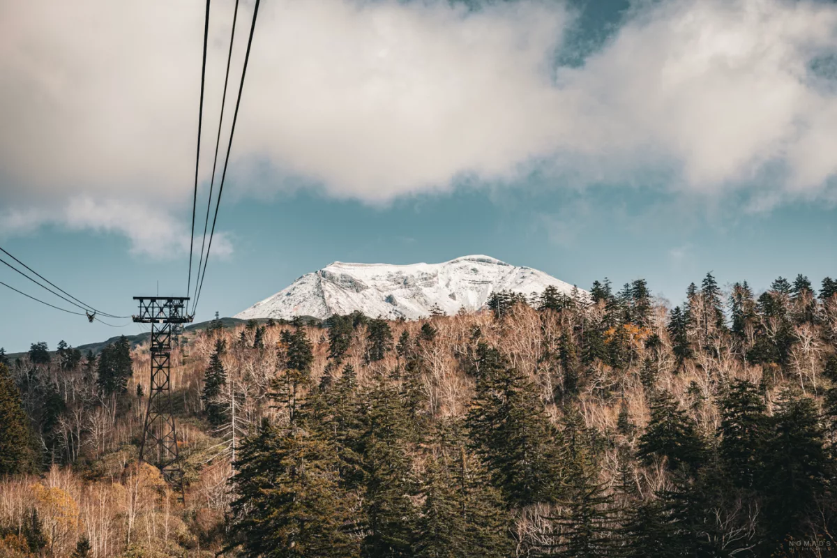Seilbahn zum Asahidake über herbstlichem Wald im Daisetsuzan National Park auf Hokkaido