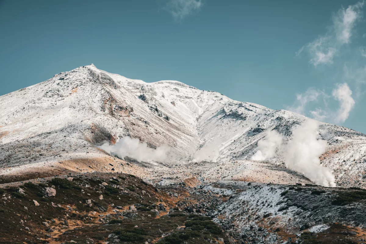 Asahidake im Daisetsuzan National Park mit sichtbaren Fumarolen und ersten Schneefeldern im Herbst