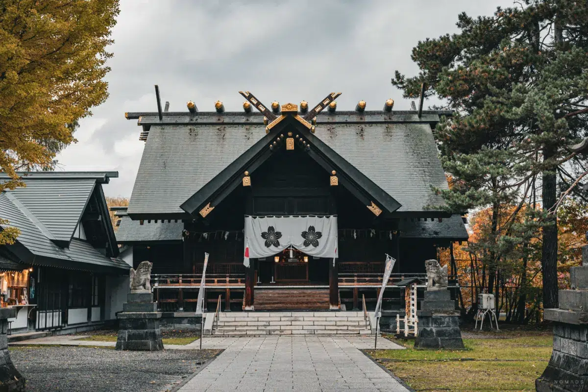 Schrein im Tokiwa Park in Asahikawa im Herbst mit bunten Bäumen auf Hokkaido