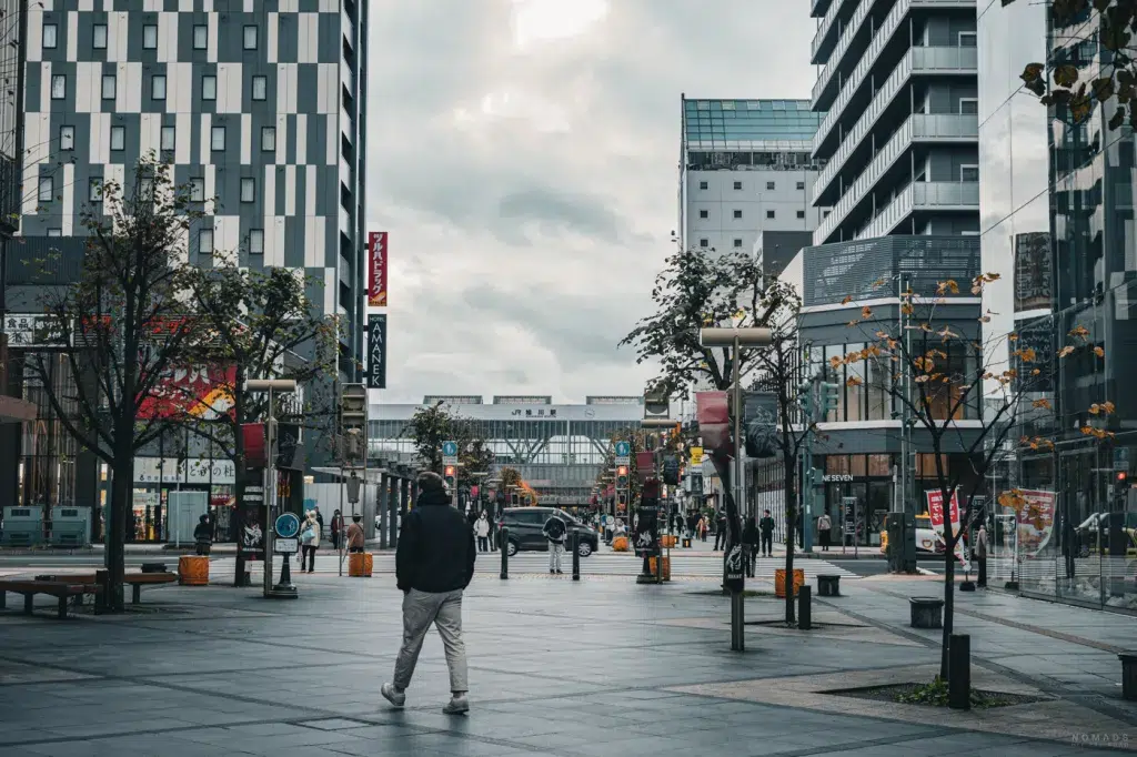 Heiwa Shopping Street in Asahikawa nahe JR-Bahnhof mit moderner Architektur und Geschäften auf Hokkaido