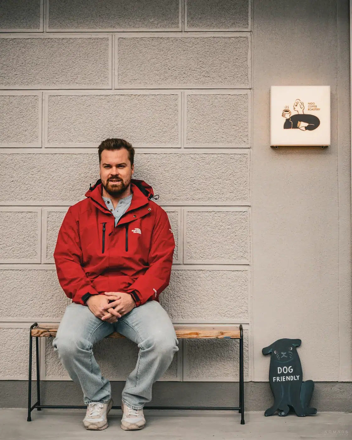 Nido Coffee Roastery in Asahikawa mit Sitzbank vor dem Café – beliebter Spot nahe Tokiwa Park