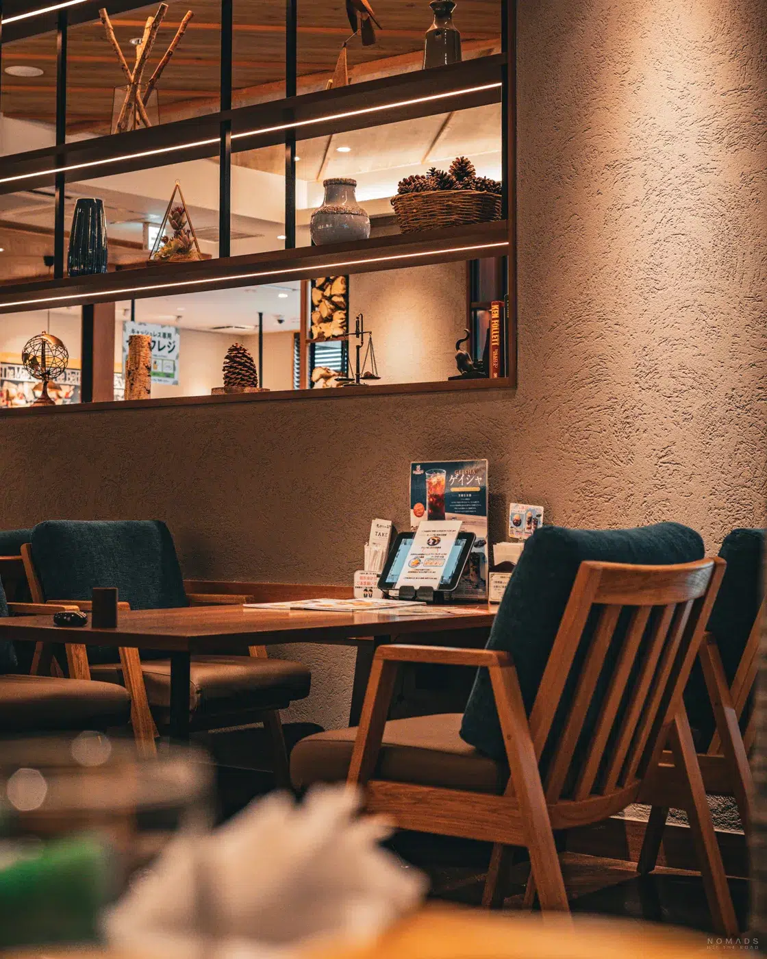 Gemütliches Café in Asahikawa mit warmem Holzinterieur und moderner Einrichtung auf Hokkaido