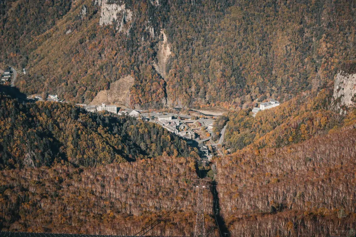 Sounkyo-Tal im Herbst mit Seilbahntrasse und Onsen-Ort im Daisetsuzan National Park auf Hokkaido