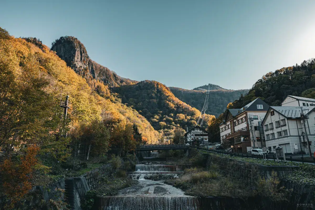 Sounkyo Onsen im Herbst mit Bergkulisse und Fluss im Daisetsuzan National Park auf Hokkaido
