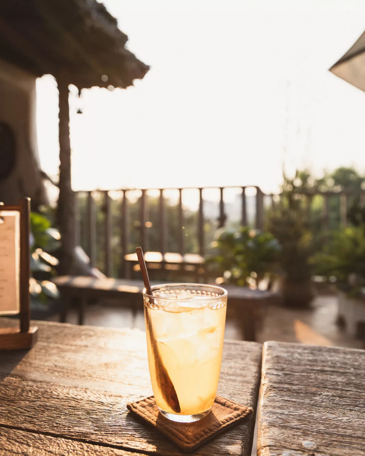 Getränke steht auf dem Tisch des Giao Mùa Coffees in Hanoi