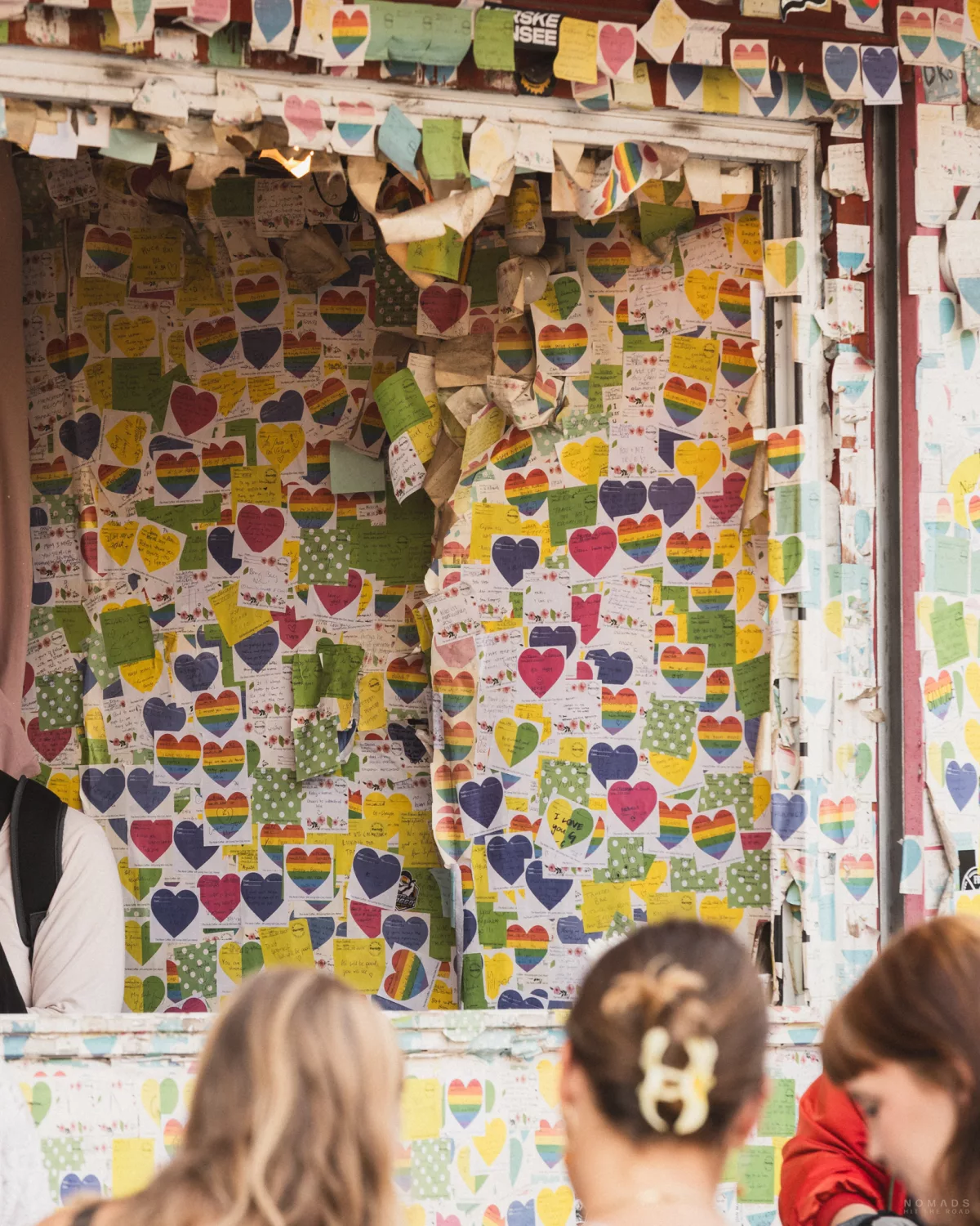 Notizen kleben an der Wand des The Note Coffee