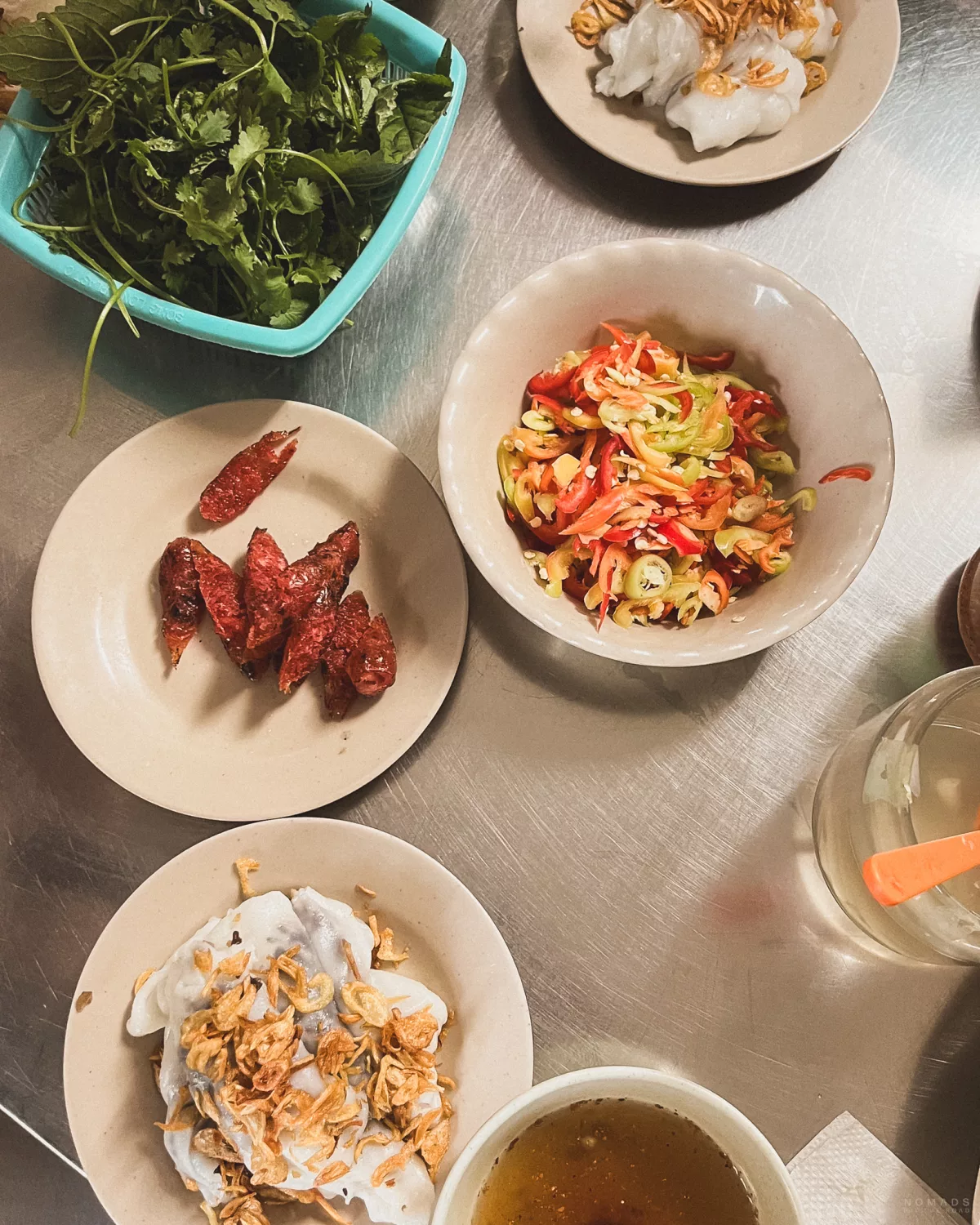 Teller mit Chili und Speisen auf einer Foodtour in Hanoi