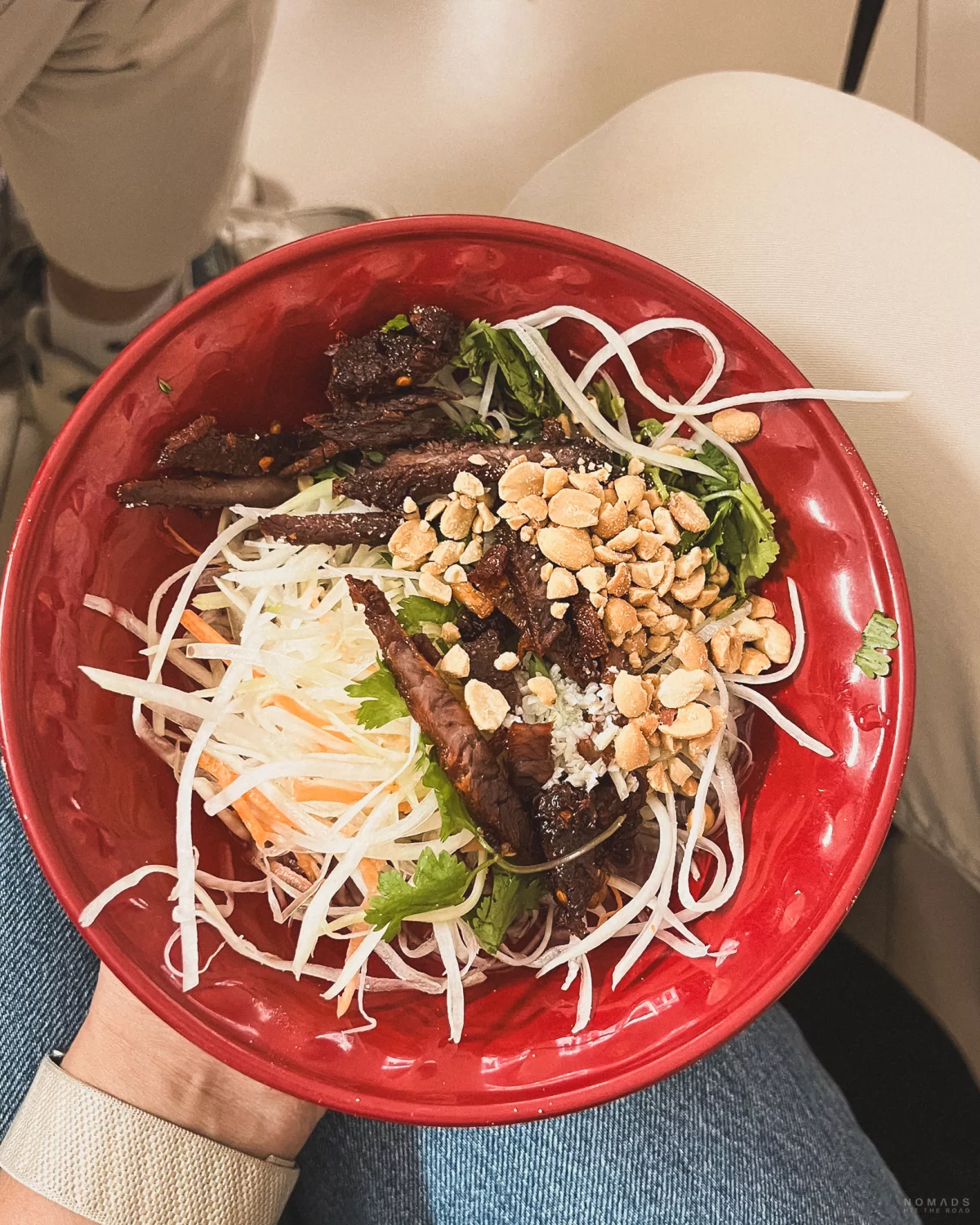 roter Teller mit Essen auf einer Foodtour in Hanoi