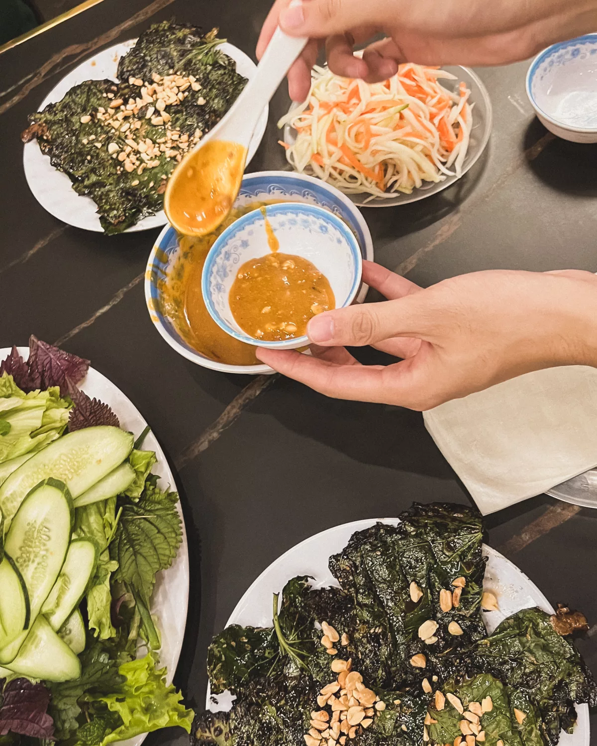 Teller mit Essen auf einer Foodtour in Hanoi