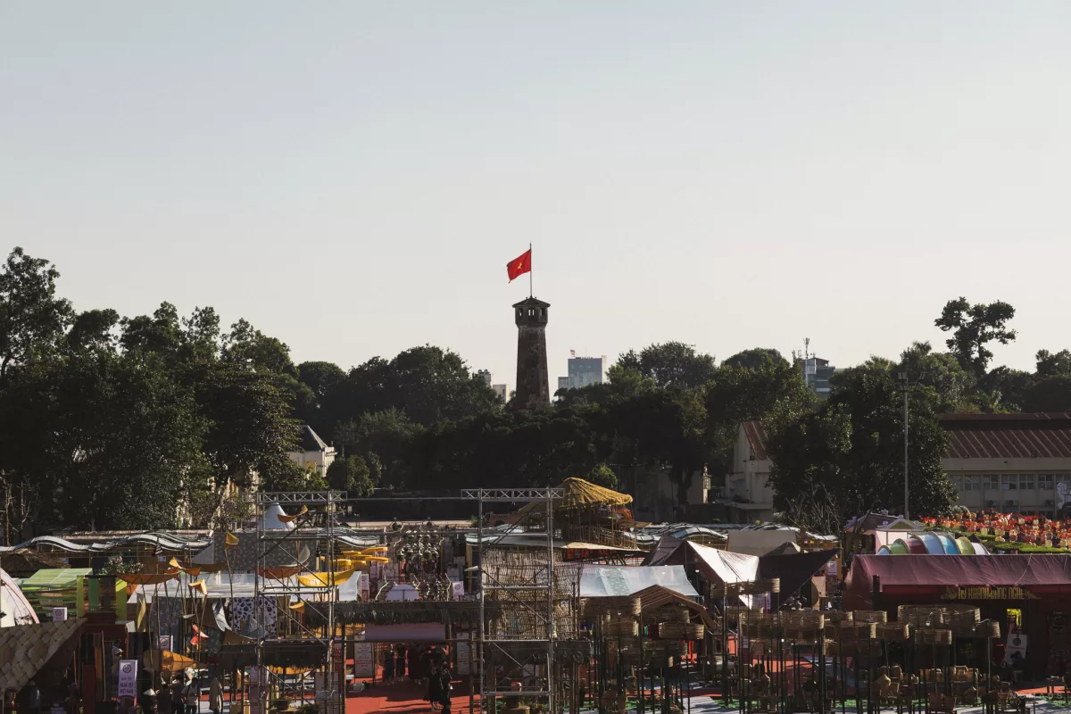 Blick auf den Hanoi Flagtower mit einem Vorplatz