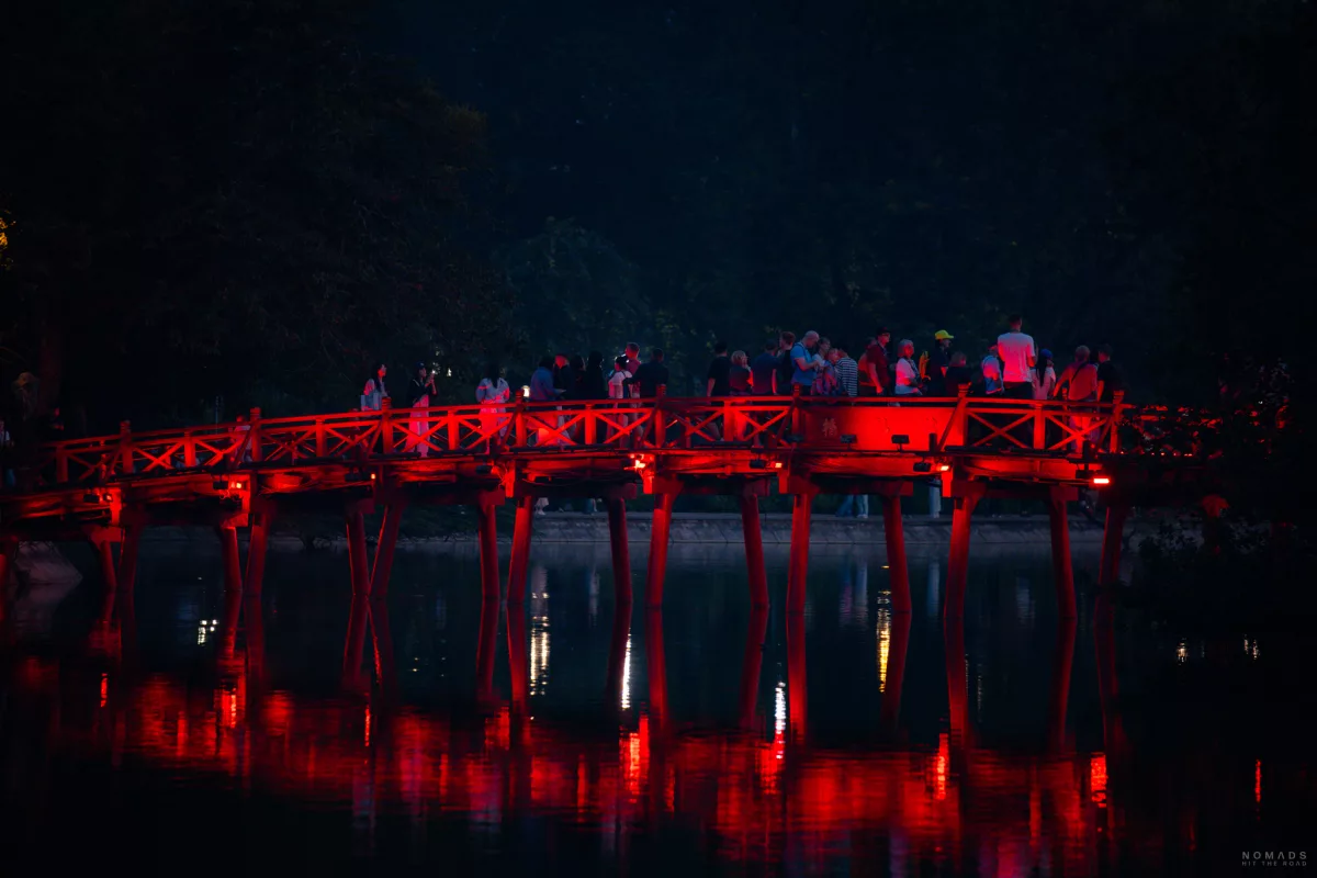 Rote Brücke zum Ngoc Son Tempel auf dem Hoan-Kiem-See als Sehenswürdigkeit in Hanoi