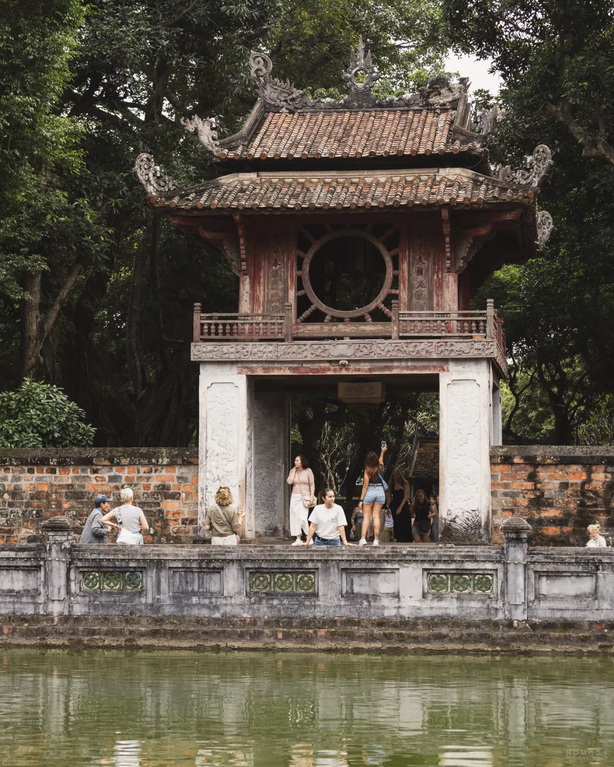 Torbogen an einem Teich im Literaturtempel in Hanoi