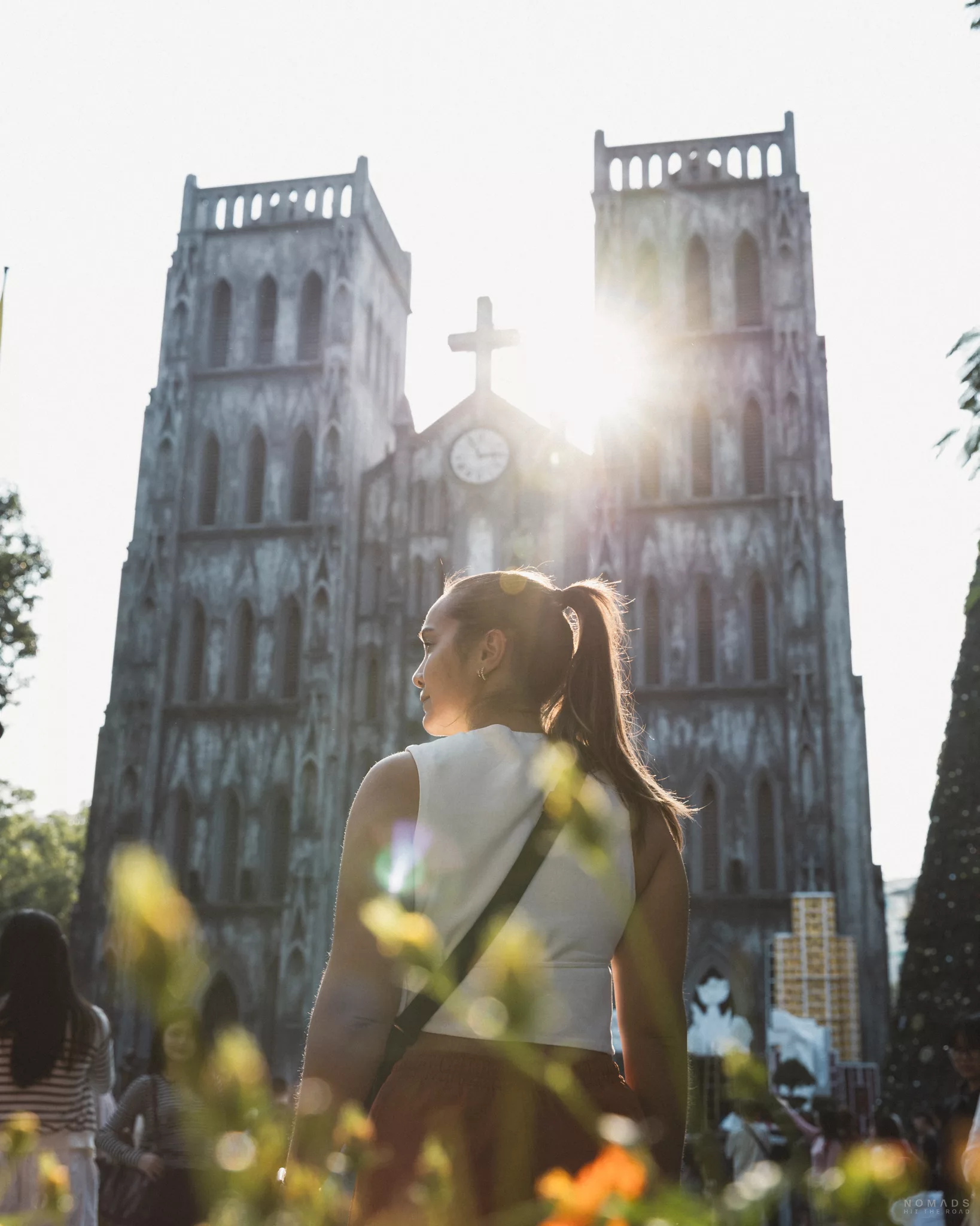 Frau steht vor der St. Joseph Cathedral in Hanoi