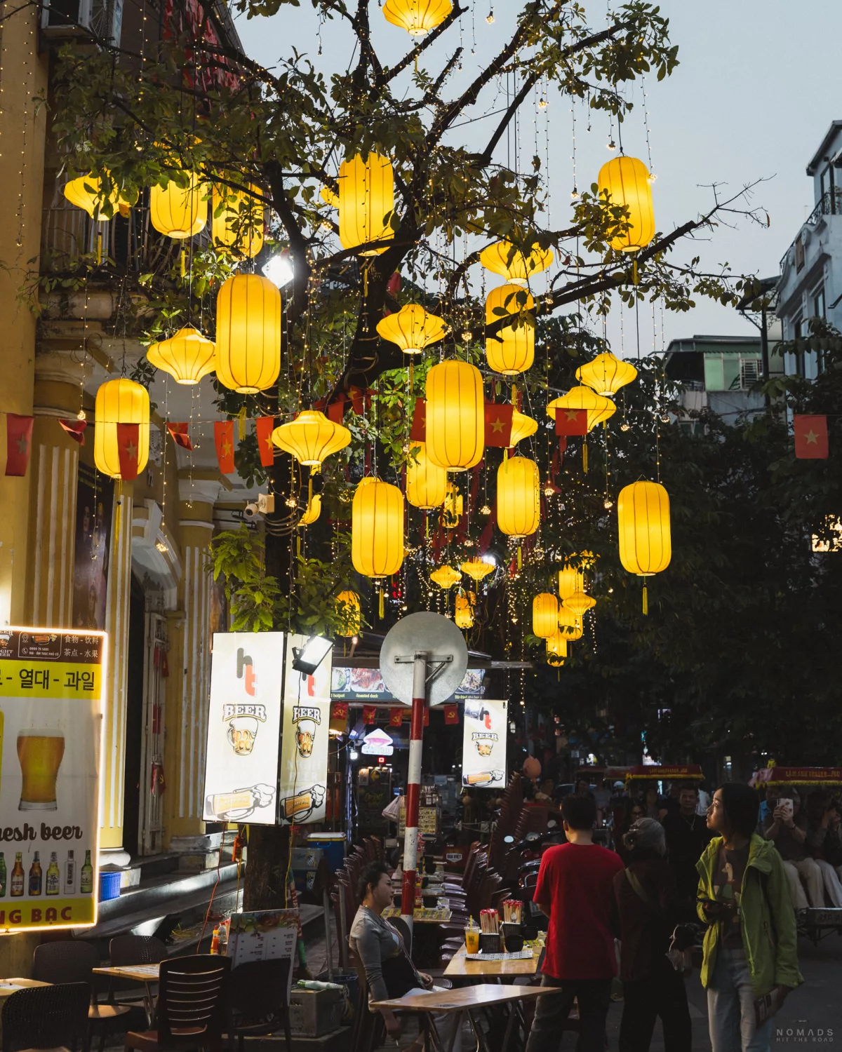 Lampen hängen vom Baum in der Ta Hien Beer Street