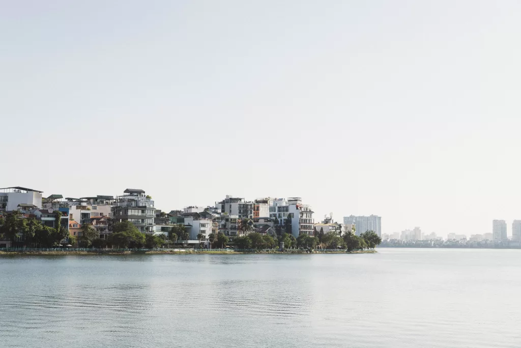 Blick auf Häuser am See in Tay Ho in Hanoi Vietnam