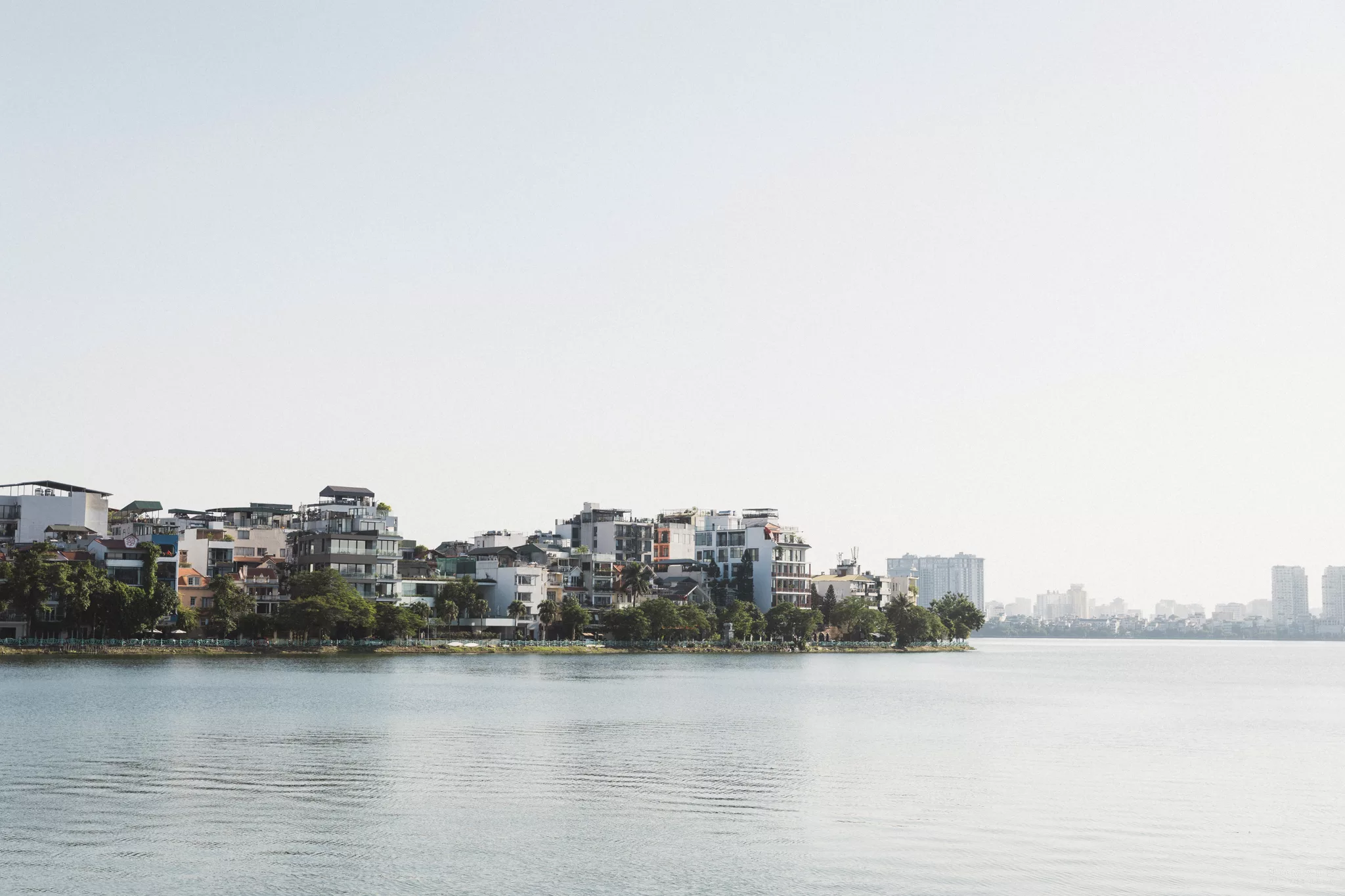 Blick auf Häuser am See in Tay Ho in Hanoi Vietnam