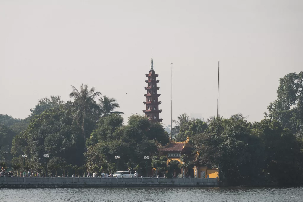 Blick auf die Tran Quoc Pagode am West Lake als Sehenswürdigkeit in Hanoi