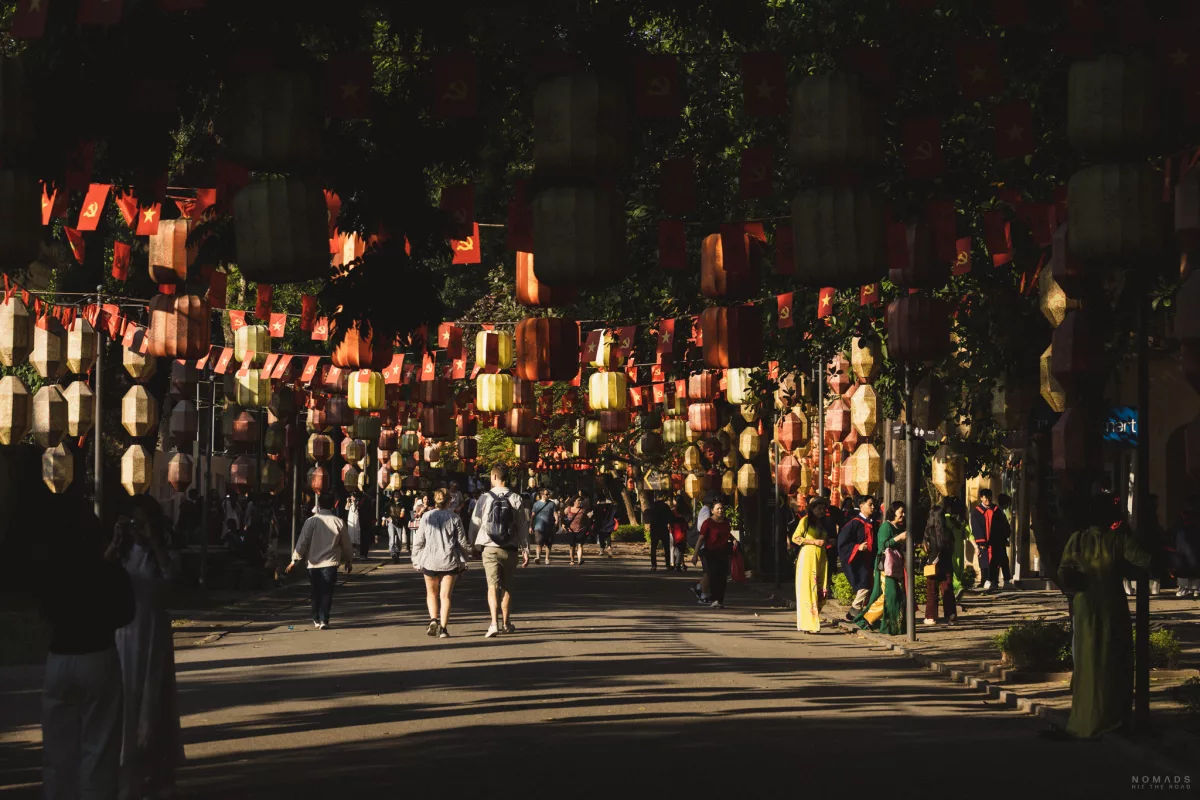 Weg behangen mit Girlanden und Lampen an der Zitadelle in Hanoi