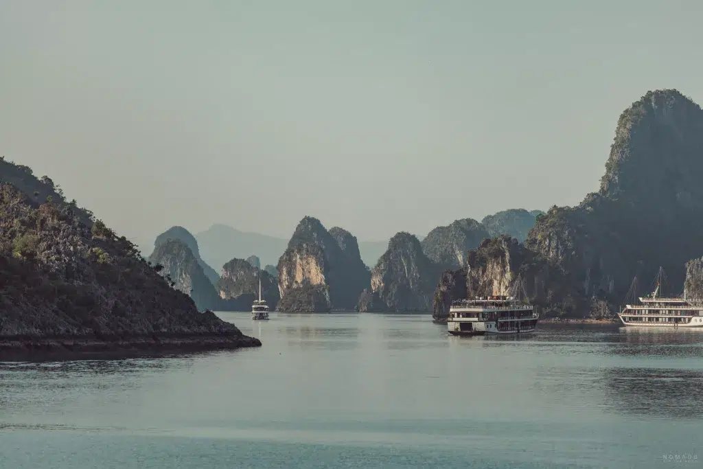 Boote auf dem Wasser zwischen den Felsen in der Halong Bay