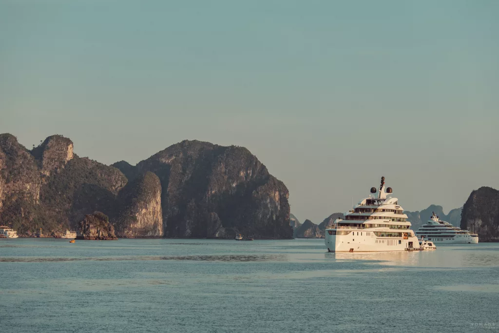 Großes Boot in der Lan Ha Bucht in Vietnam