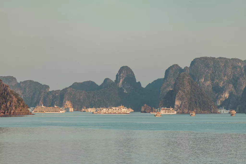 Boote in der Halong Bay zwischen den Felsformationen