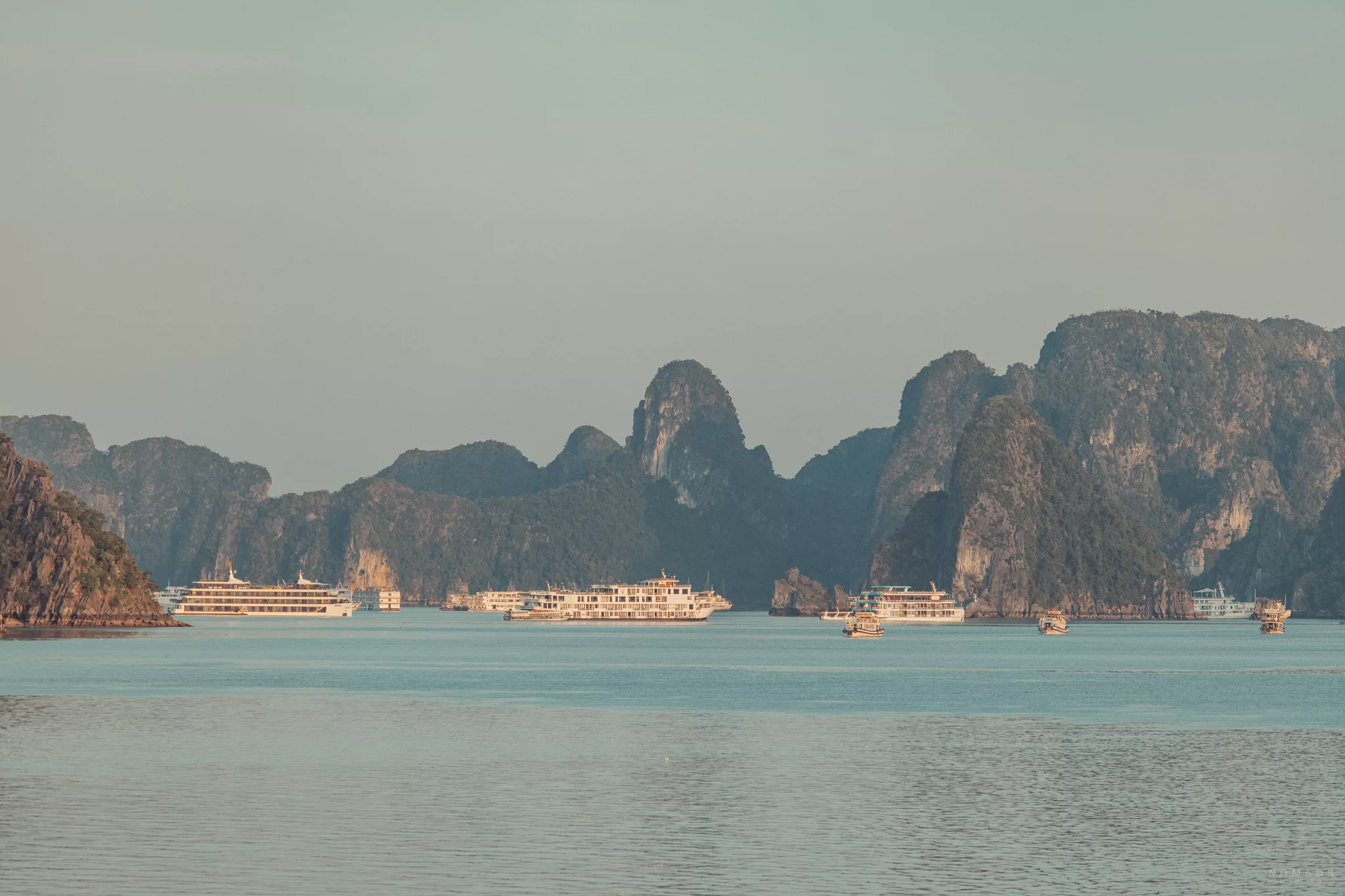 Boote in der Halong Bay zwischen den Felsformationen