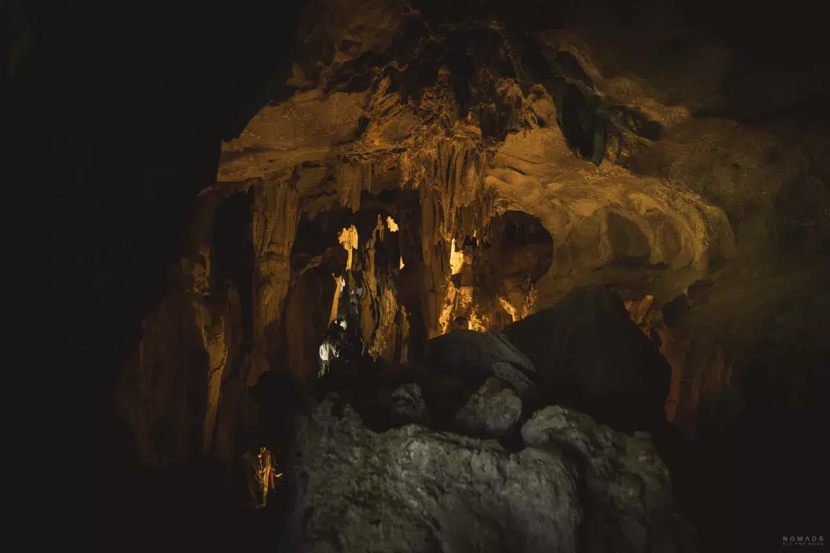 Blick in die Höhle Trung Trang auf Cat Ba mit ihrer Steinformation