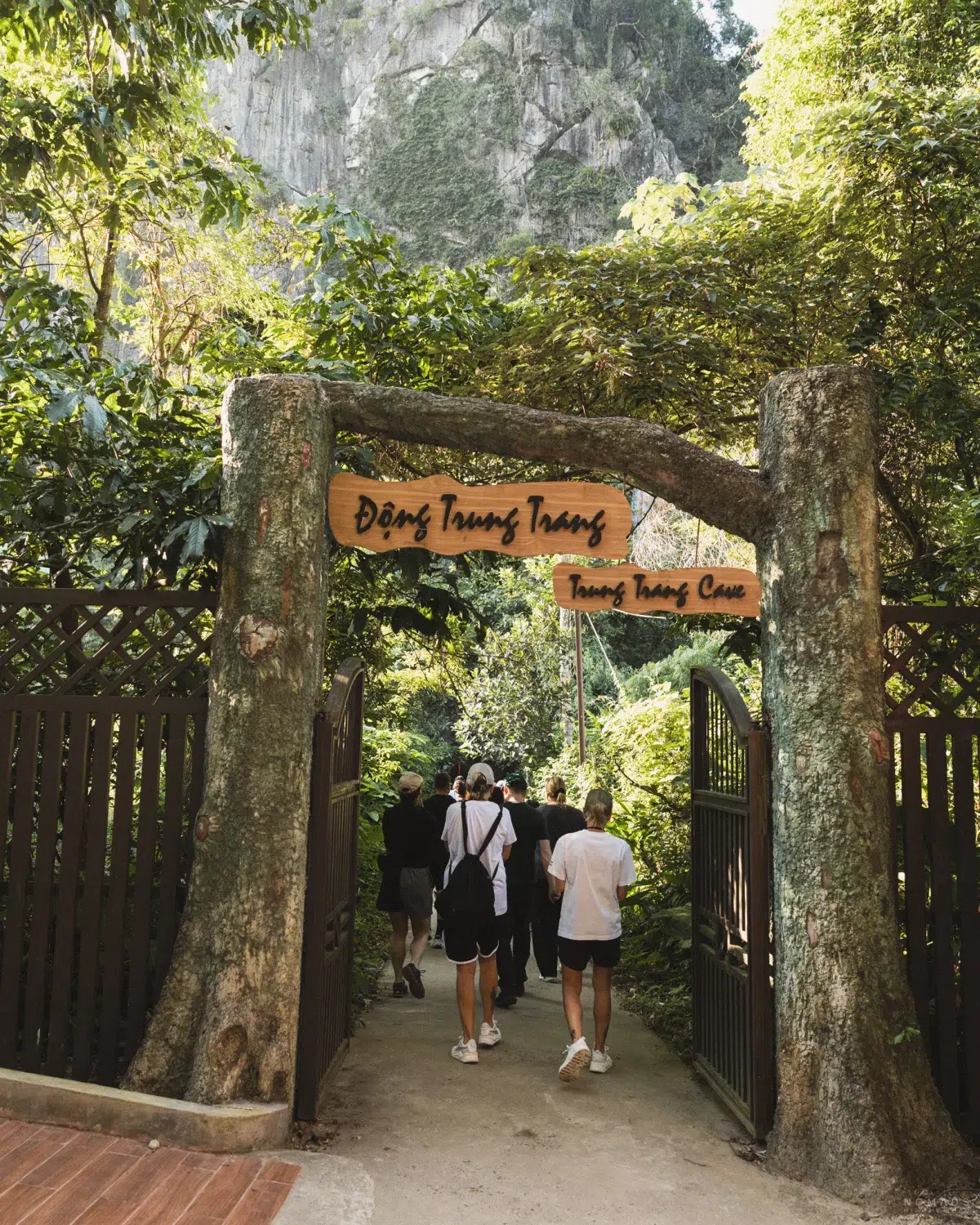 Eingang mit Schild zur Trung Trang Cave auf Cat Ba