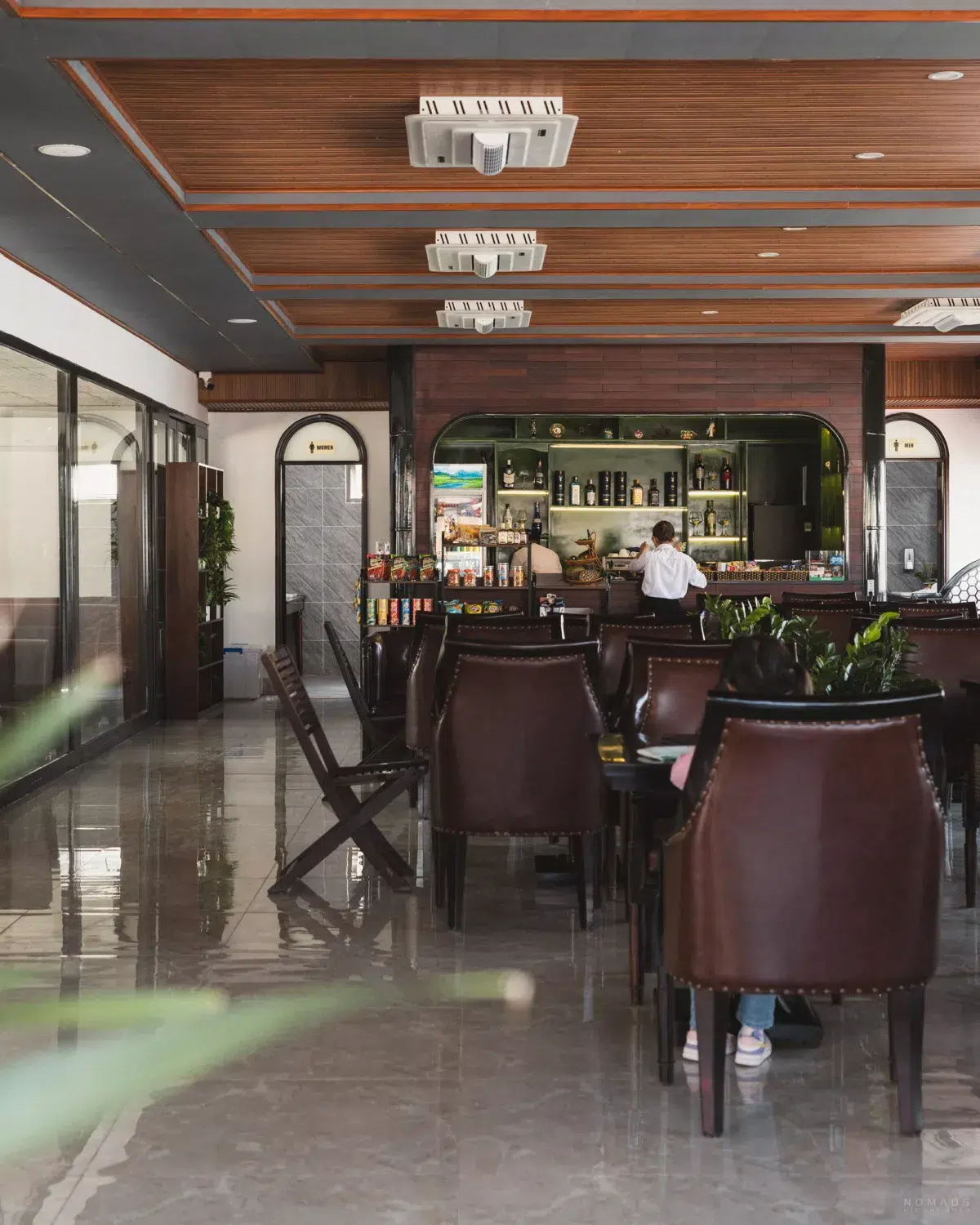 Lounge mit Sitzplätzen in der Halong Bay