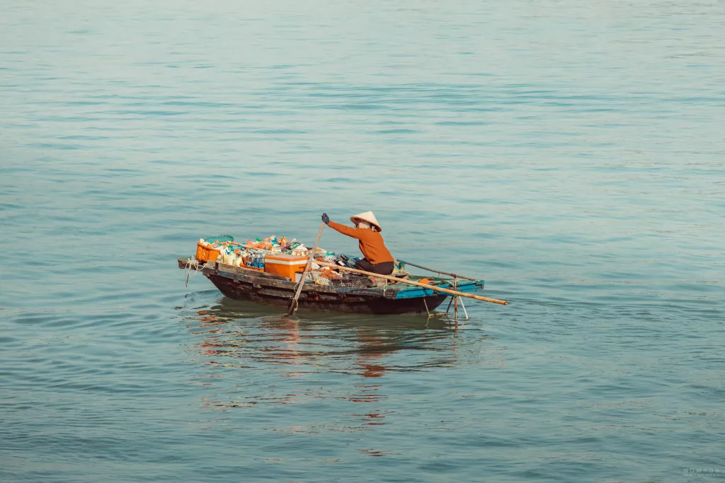 lokales Boot mit Getränken und Snacks auf der eine Frau padelt