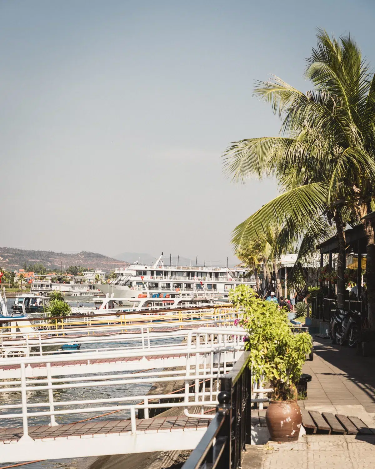 Pier und Stege zu den Beibooten in Halong