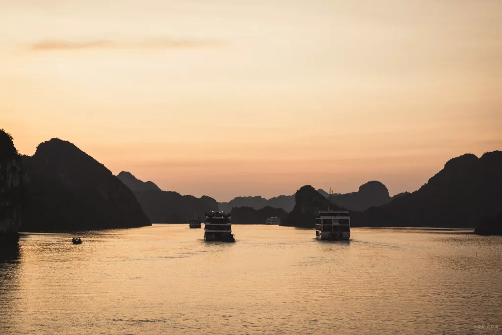 Boote in der Lan Ha Bay bei Sonnenuntergang
