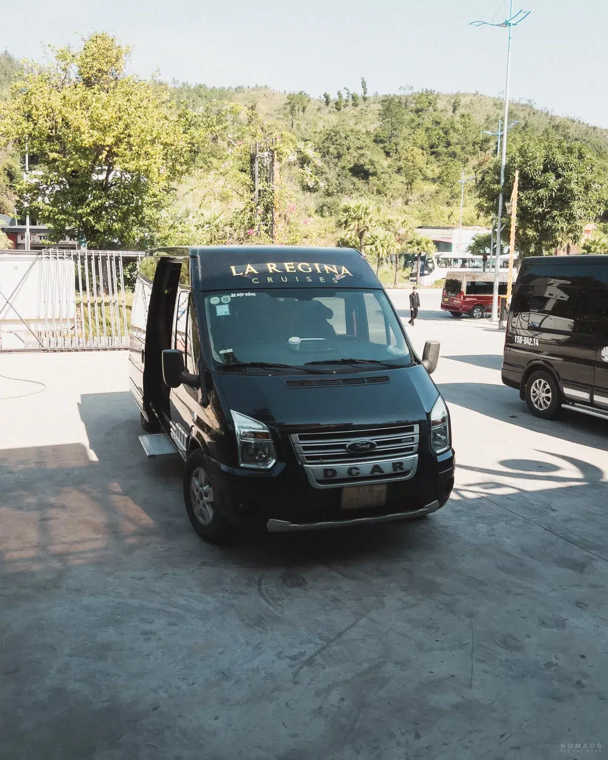 Shuttle Service von La Regina Cruise steht auf einem Parkplatz