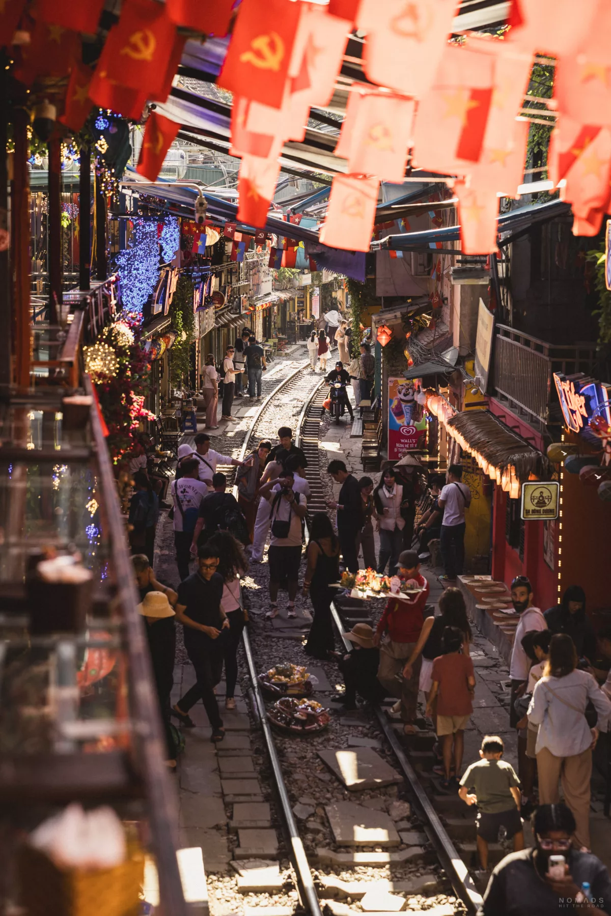Blick von der ersten Etage eines Cafés runter auf die Train Street