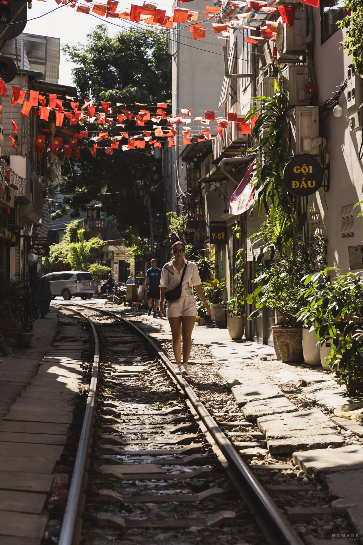 Frau läuft neben einer Bahngleise