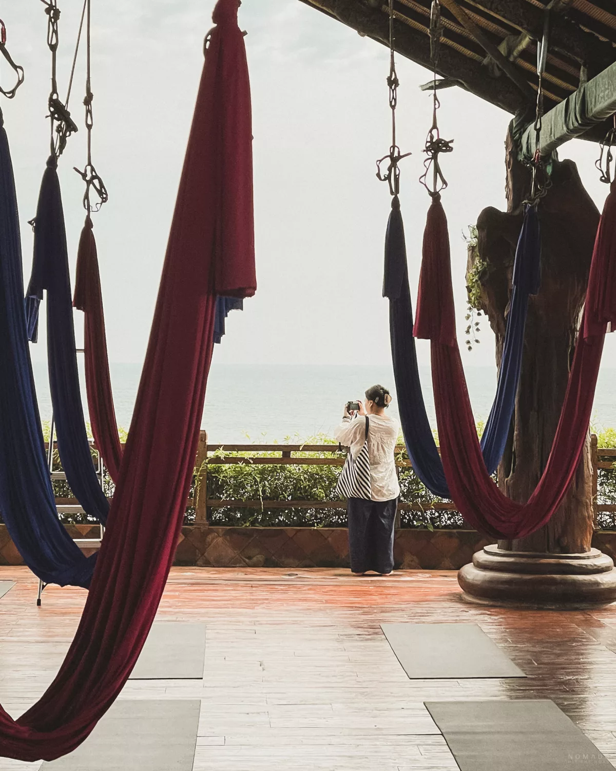 Yoga Tücher beim Aerial Yoga hängen von der Decke im Udara mit Blick auf das Meer