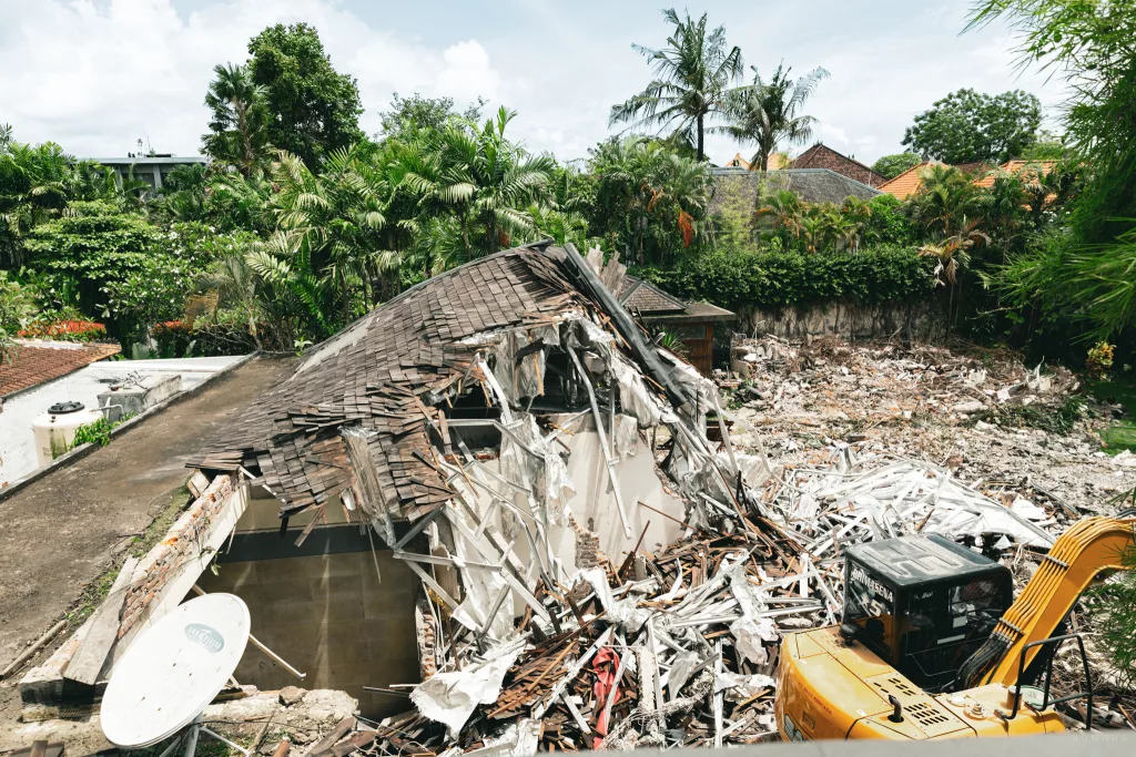 Baustelle auf einem Grundstück mit Schutt und Bagger in Pererenan auf Bali