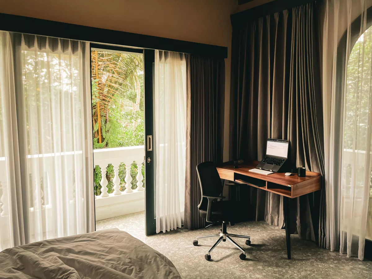 Zimmer mit Bett und Schreibtisch im Casa De Ozora