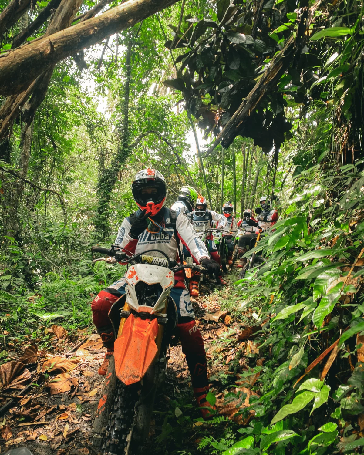 Truppe steht mit Dirt Bikes im Dschungel auf Bali
