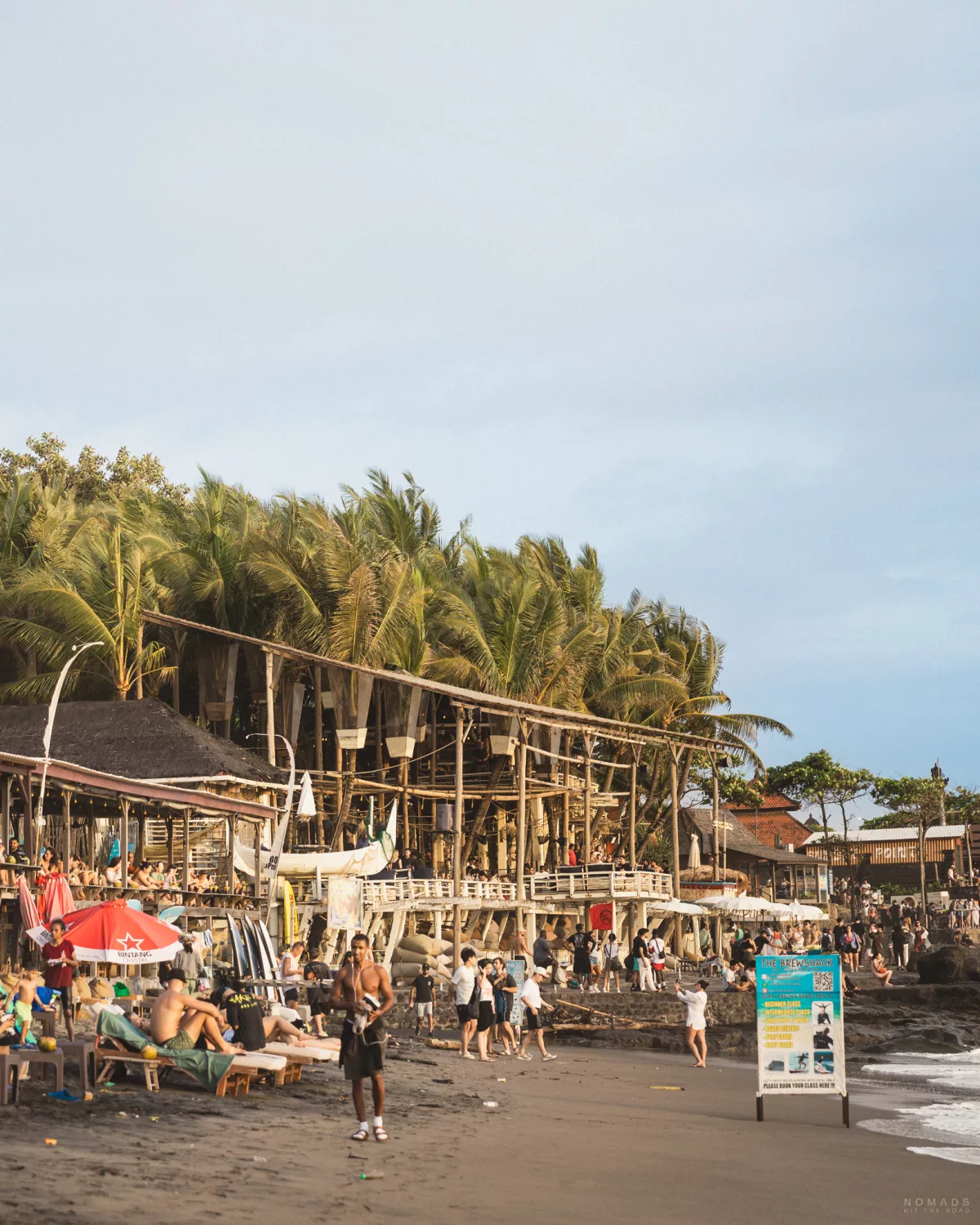 Strandliegen, La Brisa und Menschen am Strand am Echo Beach in Canggu auf Bali